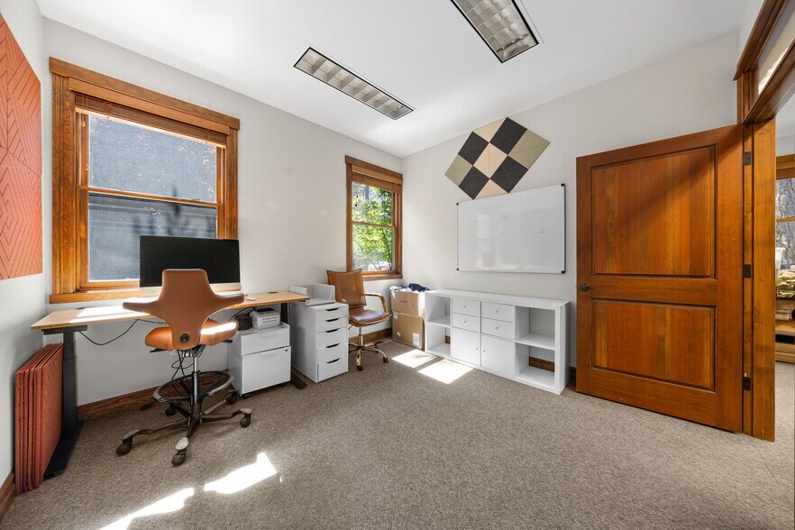 More Photos Of 750 Buckaroo Trl, Sisters Office For Sale