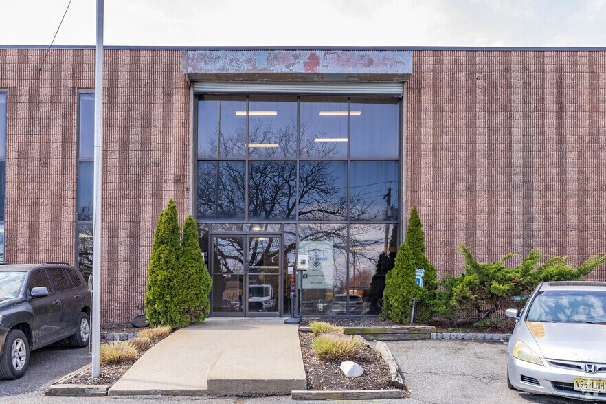 More Photos Of 26 Papetti Plz, Elizabeth Warehouse For Lease