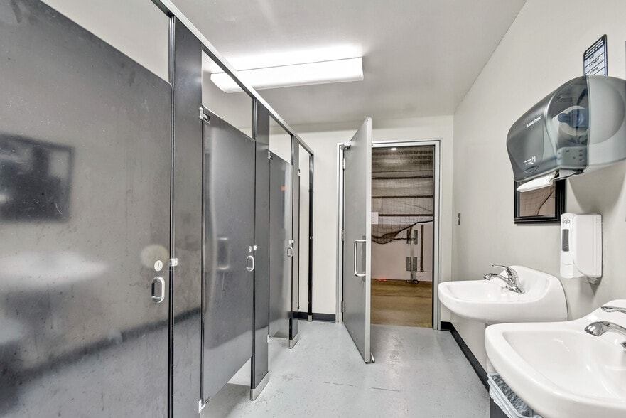 More Photos Of 1856 Nimitz Dr, De Pere Distribution For Lease