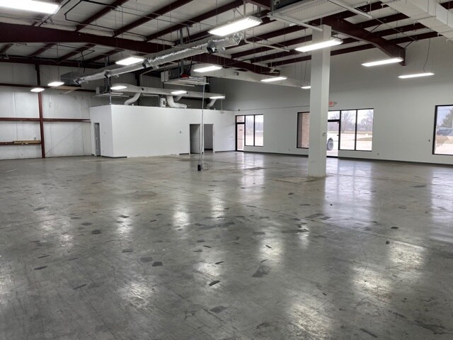 More Photos Of 380 E State Highway CC, Nixa Warehouse For Lease