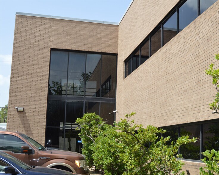 More Photos Of 2441 Bartlett St, Houston Office For Sale
