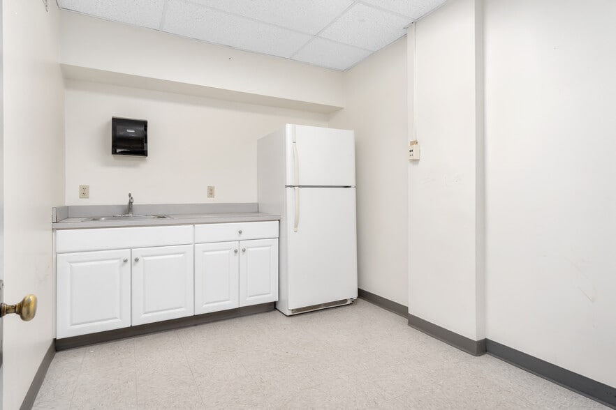 More Photos Of 1 N Market St, Frederick Storefront Retail Office For Lease