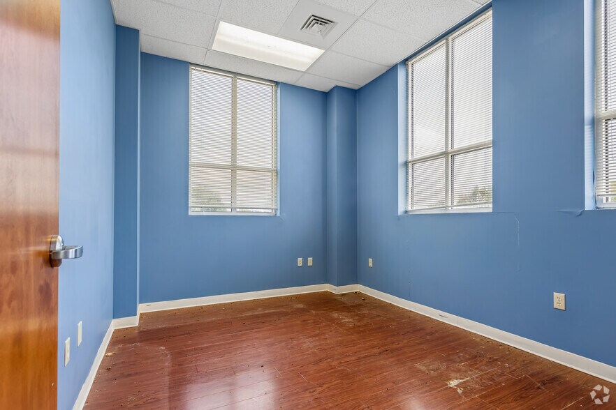 More Photos Of 7800 Wolf Trail Cv, Germantown Medical For Sale
