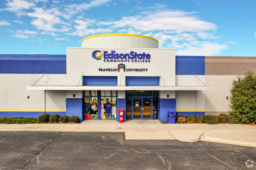 More Photos Of 865 W Market St, Troy Unknown For Lease