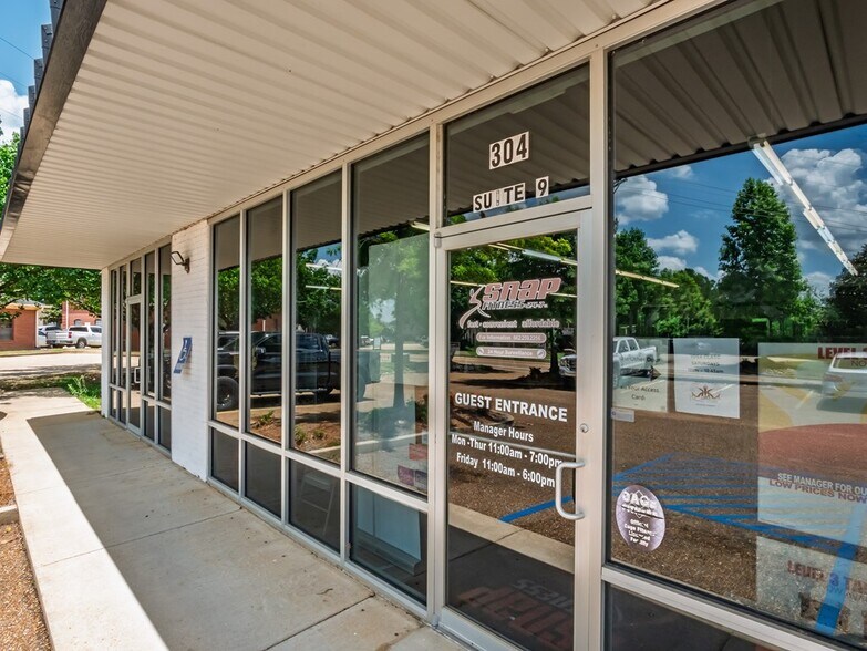 More Photos Of 304 Heritage Dr, Oxford General Retail For Sale