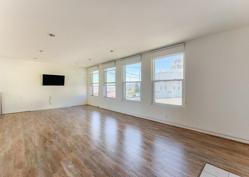 More Photos Of 106-108 W Channel Rd, Santa Monica Storefront Retail Office For Lease