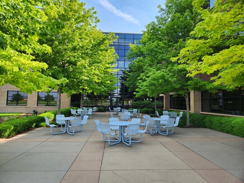 More Photos Of 12421 Meredith Dr, Urbandale Office For Lease