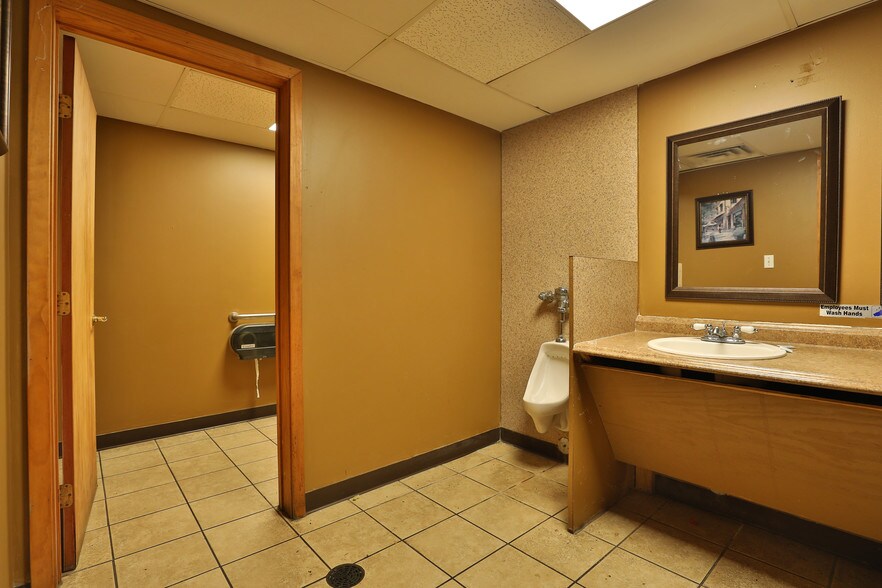 More Photos Of 1001-1023 S Broadway St, La Porte Storefront For Lease