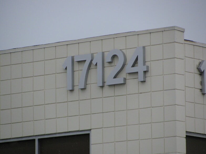 More Photos Of 17124 S Western Ave, Gardena Warehouse For Lease