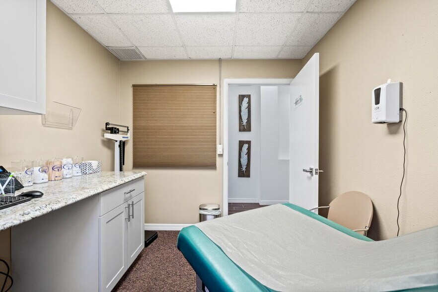 More Photos Of 3800 26th St W, Bradenton Medical For Sale