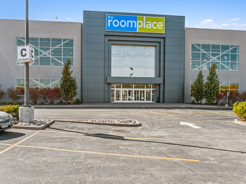 More Photos Of 2200 W War Memorial Dr, Peoria Unknown For Lease