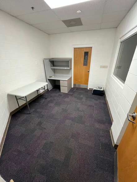 More Photos Of 615 S 5th St, Rockford Specialty For Lease