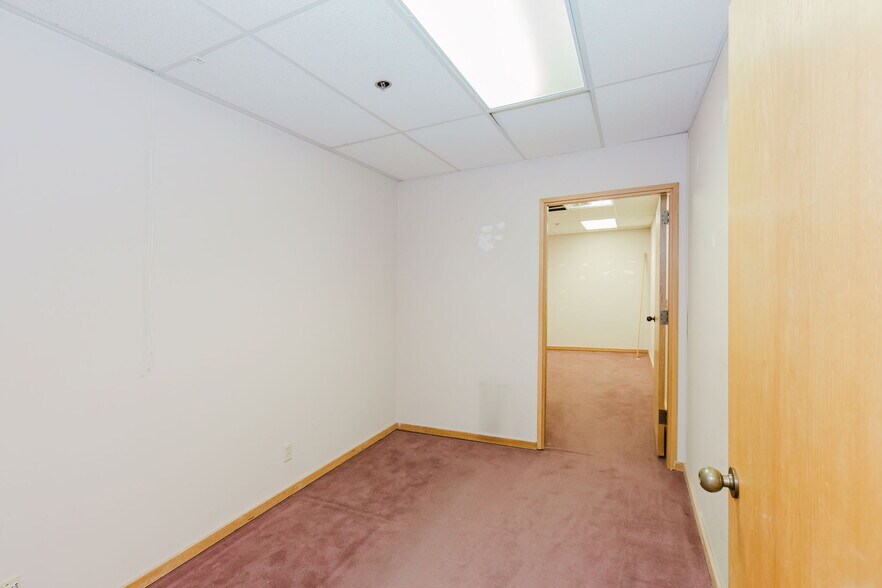 More Photos Of 1040 NE Hostmark St, Poulsbo Office For Sale