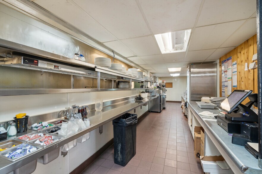 More Photos Of 329-355 S Lake Ave, Duluth General Retail For Lease