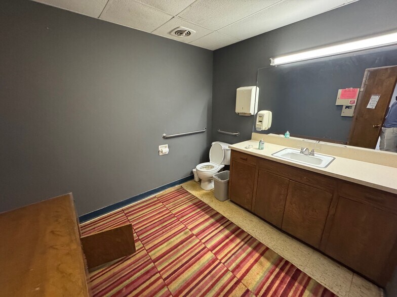 More Photos Of 7700 E 38th St, Tulsa Manufacturing For Sale