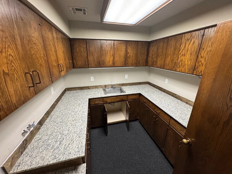 More Photos Of 216 E 10th Street Plz, Edmond Medical For Lease