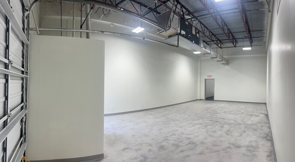 More Photos Of 11320 Fortune Cir, Wellington Warehouse For Lease