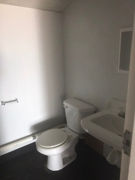 More Photos Of 210 S 4th St, Chickasha Unknown For Lease