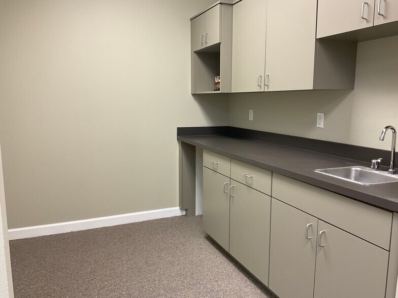 More Photos Of 955 E Martin Luther King Junior Dr, Tarpon Springs Medical For Lease