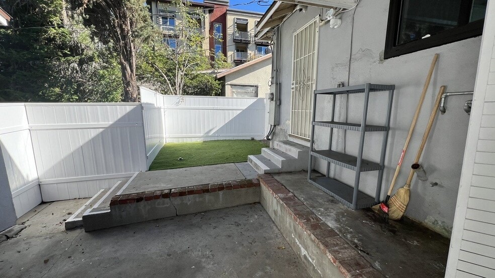 More Photos Of 22157 Clarendon St, Woodland Hills Office For Sale