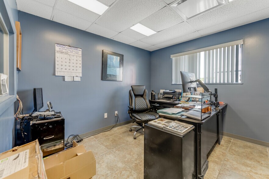 More Photos Of 809 Swift St, Daytona Beach Warehouse For Lease