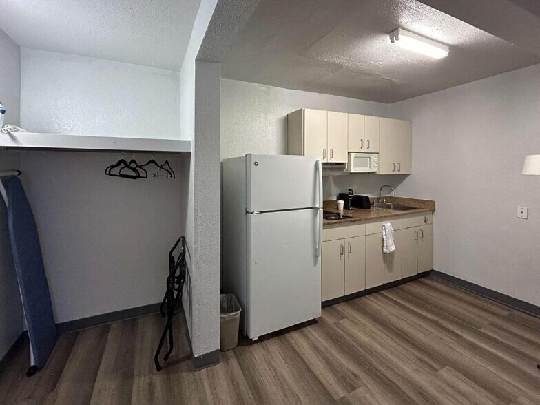 More Photos Of 909 66th St, Lubbock Hotel For Sale
