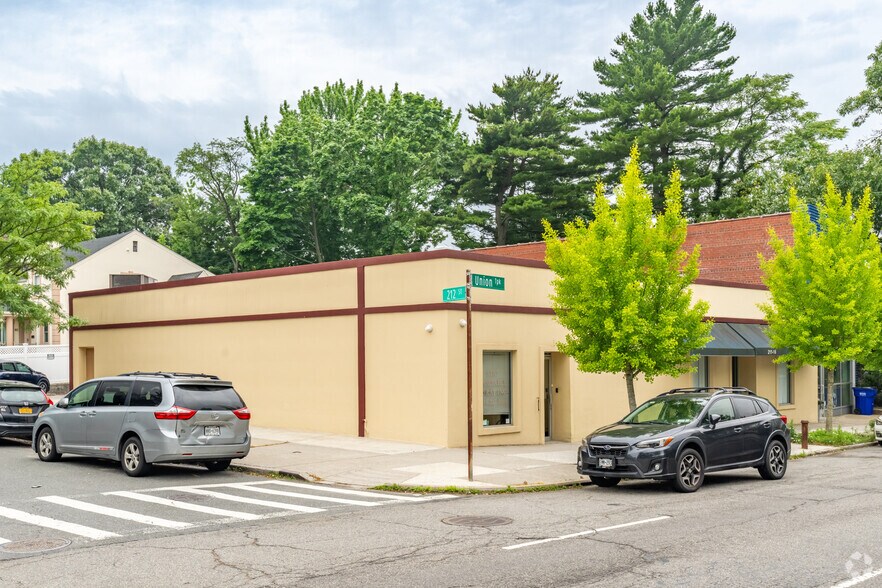 More Photos Of 211-20 Union Tpke, Oakland Gardens Storefront Retail Office For Lease