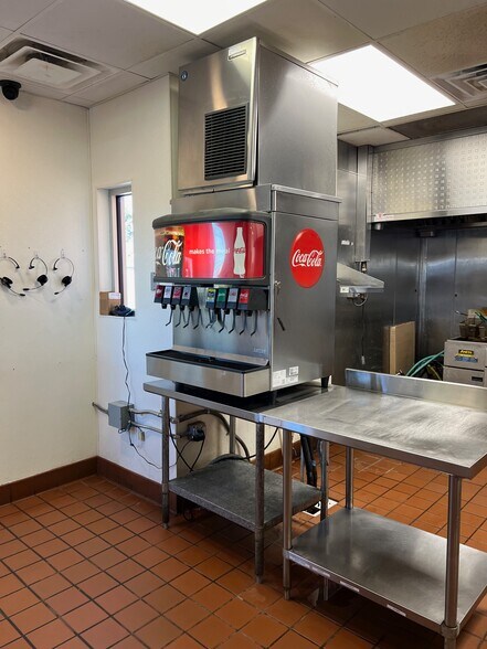 More Photos Of 10811 NE 23rd St, Spencer Restaurant For Lease