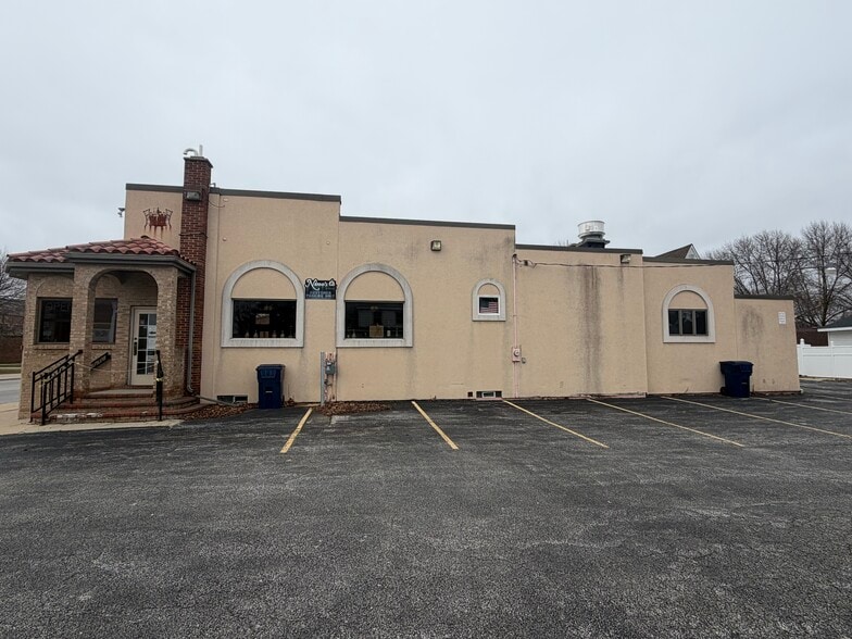 More Photos Of 1705 Columbus Ave, Bay City Restaurant For Sale