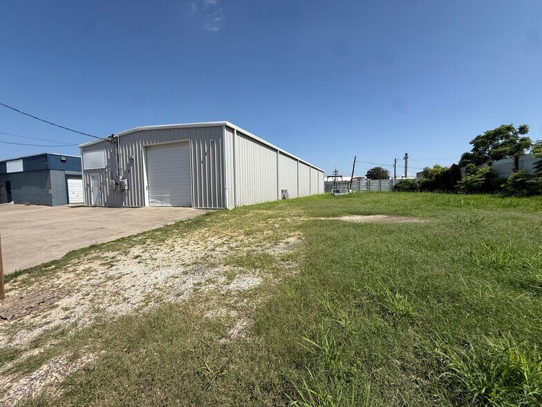 More Photos Of 1014 Laredo St, Corpus Christi Industrial For Sale