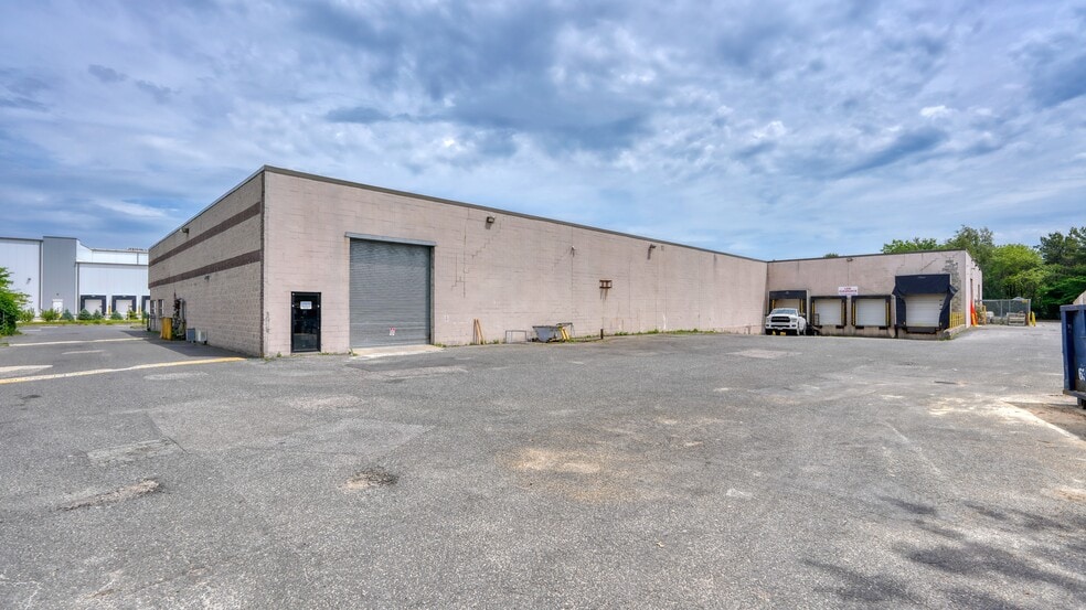 More Photos Of 50 Haynes Ct, Ronkonkoma Warehouse For Lease
