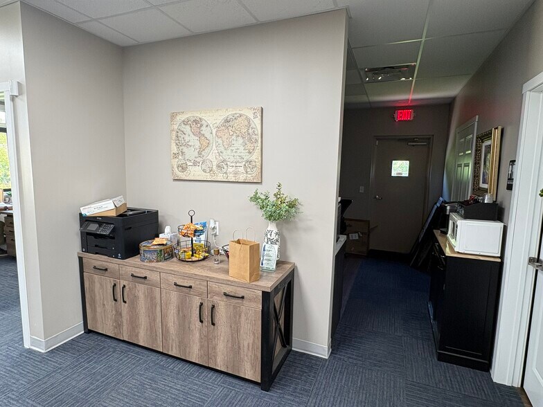 More Photos Of 402-404 S Scott Rd, Fort Wayne Showroom For Sale