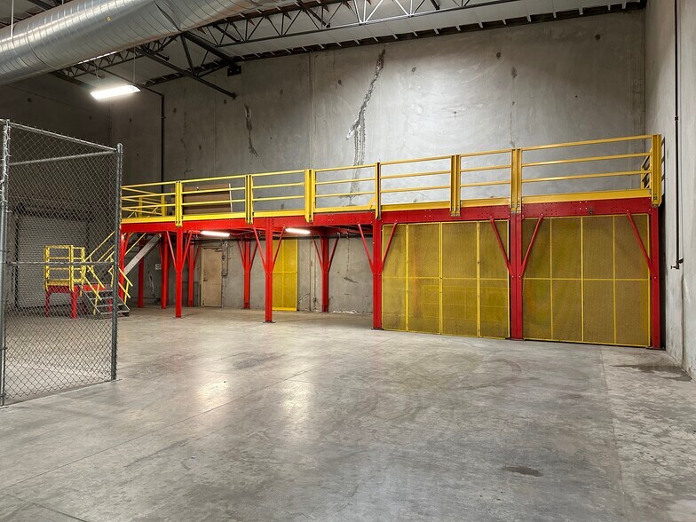 More Photos Of 21130 Centre Pointe Pky, Santa Clarita Warehouse For Lease