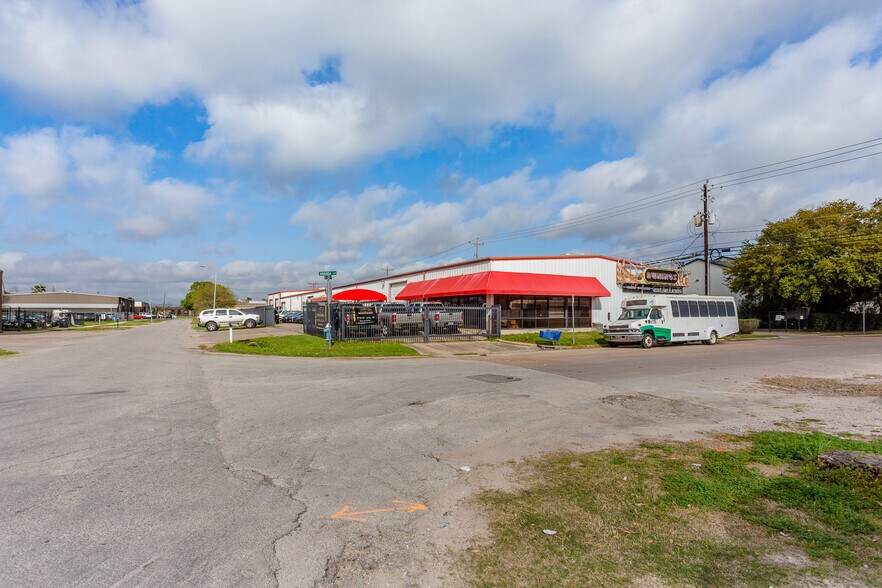 More Photos Of 8921 Daffodil Ave, Houston Auto Repair For Sale