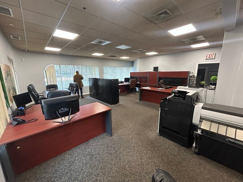 More Photos Of 28 Old Dock Rd, Yaphank Warehouse For Sale