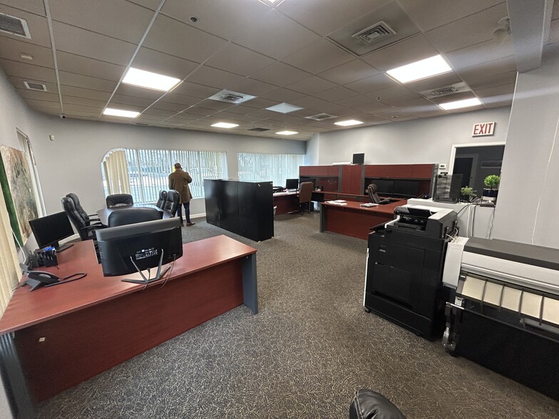 More Photos Of 28 Old Dock Rd, Yaphank Warehouse For Sale