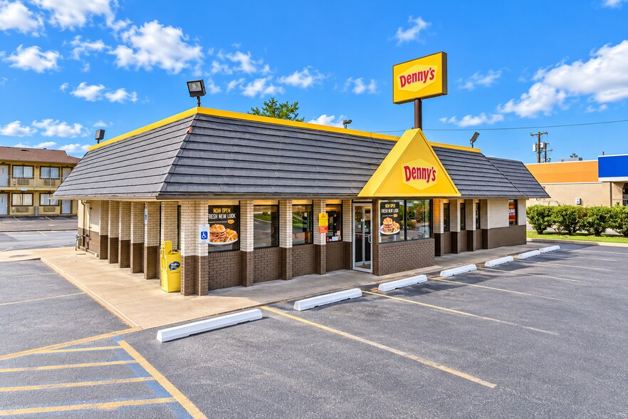 Primary Photo Of 3422 W Gentry Pkwy, Tyler Restaurant For Lease