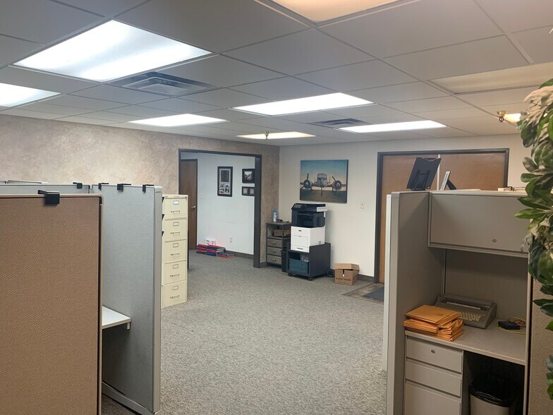 More Photos Of 919 W Mayfield Rd, Arlington Warehouse For Lease