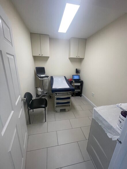 More Photos Of 20619 Hillside Ave, Queens Village General Retail For Lease