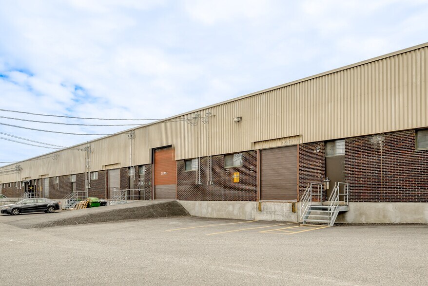 More Photos Of 341-371 Rue Isabey, Saint-Laurent Distribution For Lease