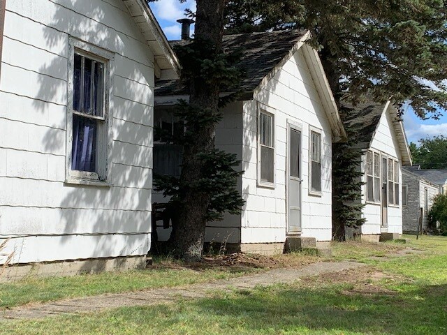 More Photos Of 117 4th St, Prudenville Hotel For Sale