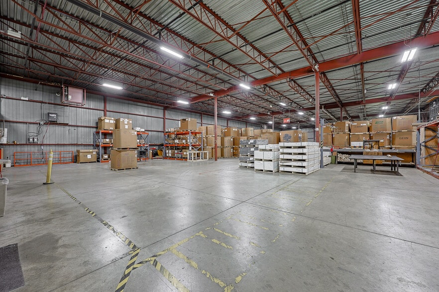 More Photos Of 780 Rue Georges-Cros, Granby Distribution For Lease