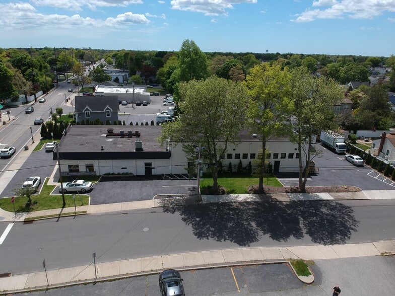 More Photos Of 980 Little East Neck Rd, West Babylon Showroom For Lease