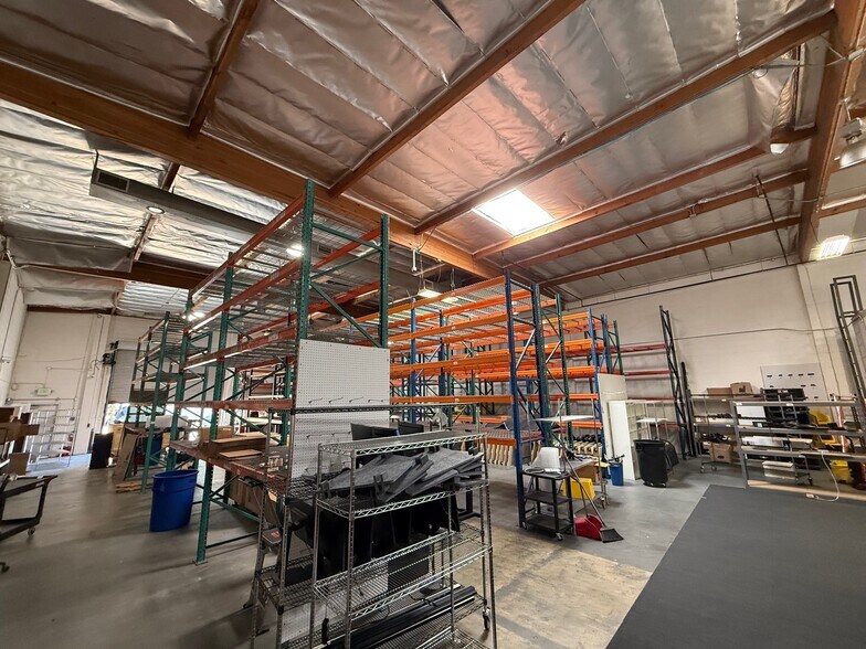 More Photos Of 2636 N Ontario St, Burbank Warehouse For Lease