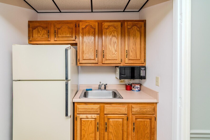 More Photos Of 100-102 Consumer Ln, Frankfort Office For Sale