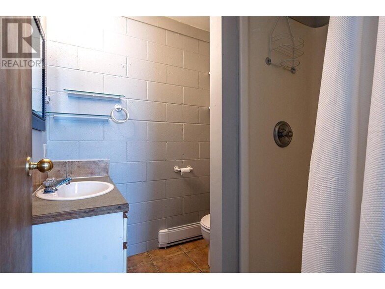 More Photos Of 920 Nelson Av, Nelson Warehouse For Sale