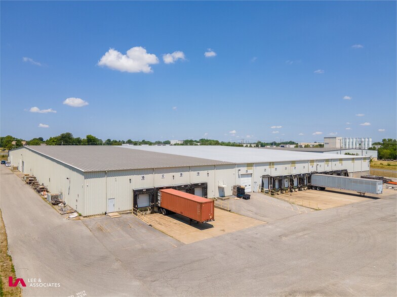 More Photos Of 1136 Dunlop Ln, Clarksville Warehouse For Lease