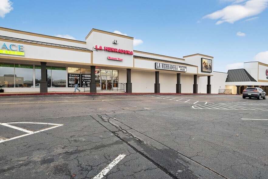 More Photos Of 1200 S Waldron Rd, Fort Smith General Retail For Sale