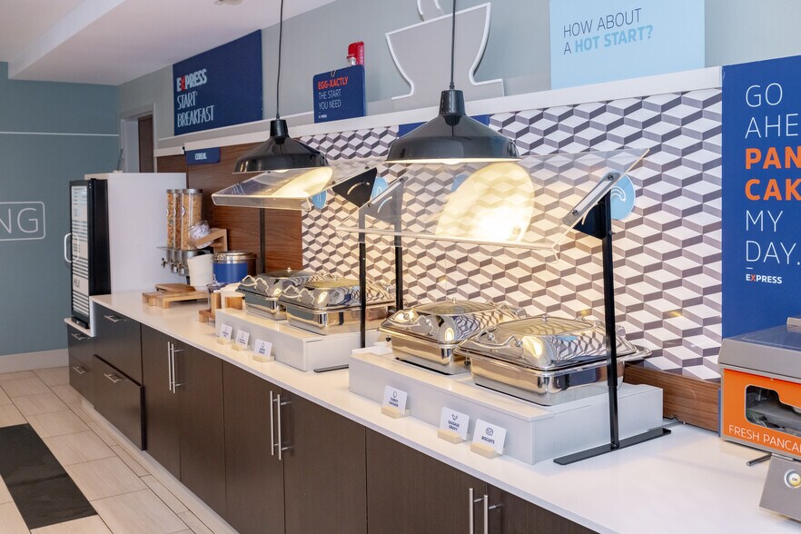 More Photos Of 650 W Wells St, Blythe Hotel For Sale