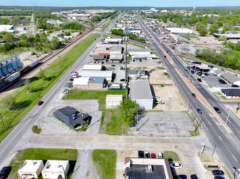 More Photos Of 500 N J. M. Davis Blvd, Claremore Restaurant For Sale